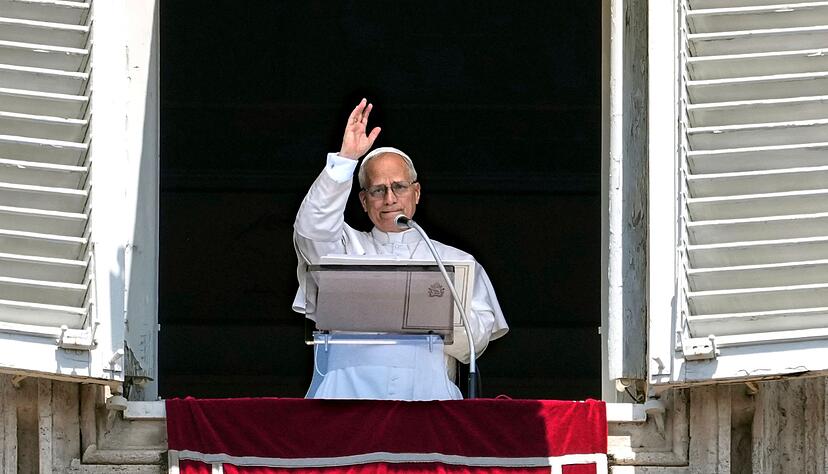 Vor dem Abschied in den Urlaub erteilte Leo XIV. den Gläubigen auf dem Petersplatz noch den Segen. Vor dem Abschied in den Urlaub erteilte Leo XIV. den Gläubigen auf dem Petersplatz noch den Segen.