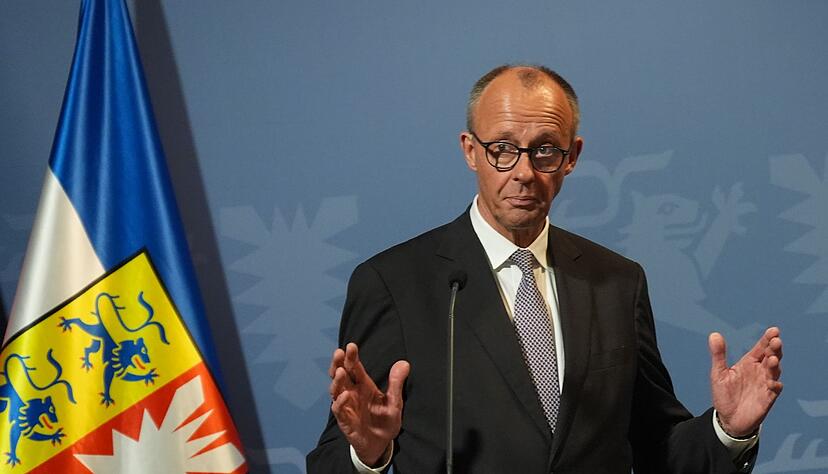 Kanzler Friedrich Merz &auml;u&szlig;erte sich am Montagabend in Husum auch zu der Diskussion &uuml;ber die &Auml;u&szlig;erungen von Au&szlig;enminister Johann Wadephul (beide CDU) im Zusammenhang mit der R&uuml;ckkehr von Syrern in ihr Heimatland.