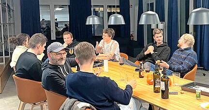 Team-Abend im Rosenberg-Quartier: Das Team der AI Founders tauscht sich mit den Gründern im Programm aus.
Fotos: Campus Founders
