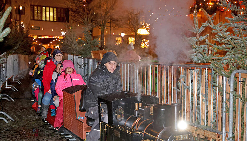 Seit 24 Jahren fährt das Bähnle über den Öhringer Weihnachtsmarkt und bringt Kinderaugen zum Leuchten. Jetzt verabschieden sich die Dampfbahnfreunde Friedrichsruhe. Die Stadt muss für 2025 einen anderen Betreiber suchen. Seit 24 Jahren fährt das Bähnle über den Öhringer Weihnachtsmarkt und bringt Kinderaugen zum Leuchten. Jetzt verabschieden sich die Dampfbahnfreunde Friedrichsruhe. Die Stadt muss für 2025 einen anderen Betreiber suchen.