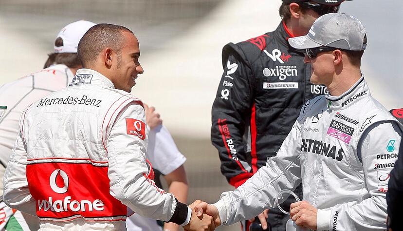 Lewis Hamilton (l) sieht das gr&ouml;&szlig;te Verm&auml;chtnis von Michael Schumacher abseits der Rennstrecke. (Archivbild)