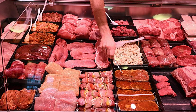 Viele Kunden sch&auml;tzen die pers&ouml;nliche Beratung an der Fleischtheke. Doch Fachverk&auml;ufer gibt es immer weniger.