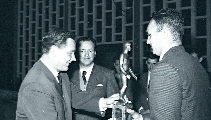 Diskuswerfer Otto Koppenh&ouml;fer (rechts) erh&auml;lt am 5. Januar 1959 den Wanderpreis, eine Bronzeplastik des Bildhauers Hermann Koziol, als erster Unterl&auml;nder Sportler des Jahres.