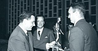 Diskuswerfer Otto Koppenh&ouml;fer (rechts) erh&auml;lt am 5. Januar 1959 den Wanderpreis, eine Bronzeplastik des Bildhauers Hermann Koziol, als erster Unterl&auml;nder Sportler des Jahres.