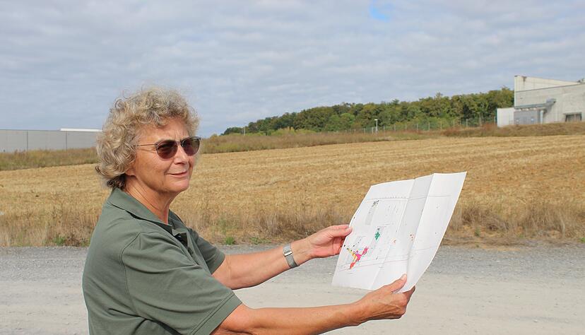 Andrea Neth, Archäologin beim Landesamt für Denkmalpflege, zeigt die Stelle, an der die Notgrabung durchgeführt wurde.
Foto: Jörg Kühl