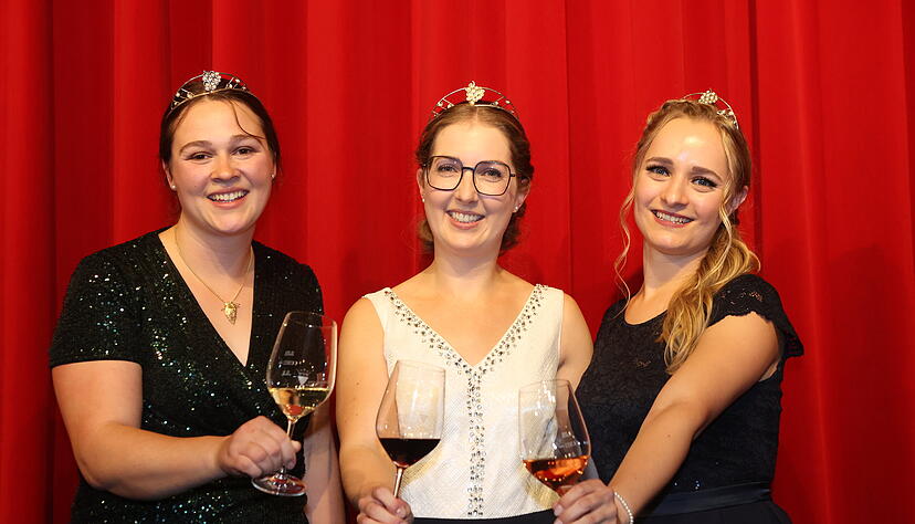 Die drei neuen Weinhoheiten: Königin Carolin Häußer (Mitte) mit den Prinzessinnen Birthe Meseke (rechts) und  Lisa-Marie Blatt.