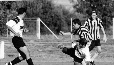 Der SV Reihen - hier mit G&ouml;kmen Islak im Zweikampf (am Boden) - ist neuer Tabellenf&uuml;hrer der Kreisklasse B Sinsheim. Mit dem souver&auml;nen 6:1 &uuml;ber den VfB Adersbach st&uuml;rmte der SVR an die Spitze. (Foto: Klaus Kr&uuml;ger)