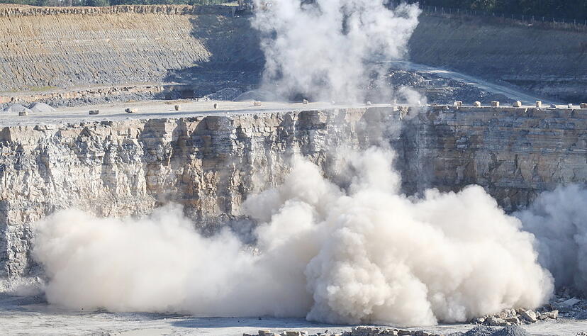 Sprengungen sind im R&uuml;blinger Steinbruch an der Tagesordnung. Das Schotter- und Splittwerk der Firma Paul Kleinknecht soll jetzt in Richtung Norden erweitert werden. Daf&uuml;r m&uuml;ssen Feldwege der Gemeinden Kupferzell weichen.