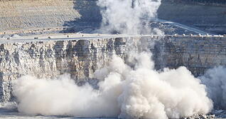 Sprengungen sind im R&uuml;blinger Steinbruch an der Tagesordnung. Das Schotter- und Splittwerk der Firma Paul Kleinknecht soll jetzt in Richtung Norden erweitert werden. Daf&uuml;r m&uuml;ssen Feldwege der Gemeinden Kupferzell weichen.