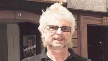 Keine Angst: Thomas Wettengel vor seinem Laden in Wertheim.Foto: dpa