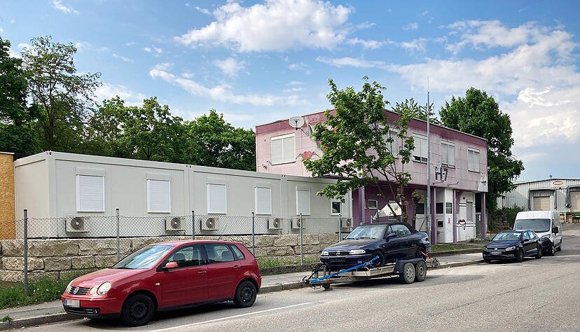 Die Container vor dem Heilbronner Bordell dienen den Frauen als Schlafplatz.