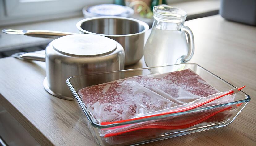 L&auml;sst sich Hackfleisch mit Hilfe von zwei T&ouml;pfen und warmem Wasser schneller auftauen?