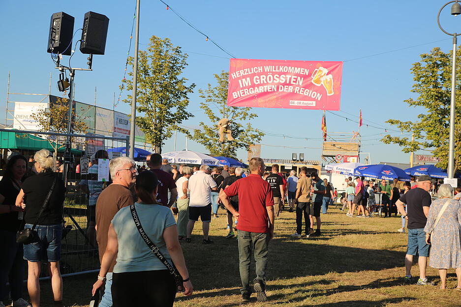 Das legendäre WFO-Strohballen-Männle wurde durch den Ort bis zum Festgelände gefahren. Das legendäre WFO-Strohballen-Männle wurde durch den Ort bis zum Festgelände gefahren.