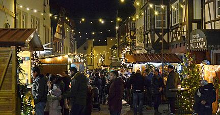 Lichterglanz und Budenzauber: Endlich ist wieder Weihnachtsmarkt. Auch in der Gundelsheimer Altstadt genossen die vielen Besucher die schöne Stimmung.
Fotos: Stefanie Pfäffle