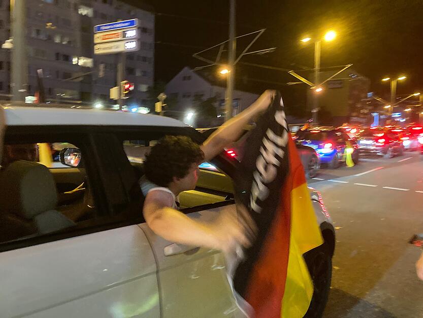 Fans hielten die Flaggen aus dem Auto und hupten.