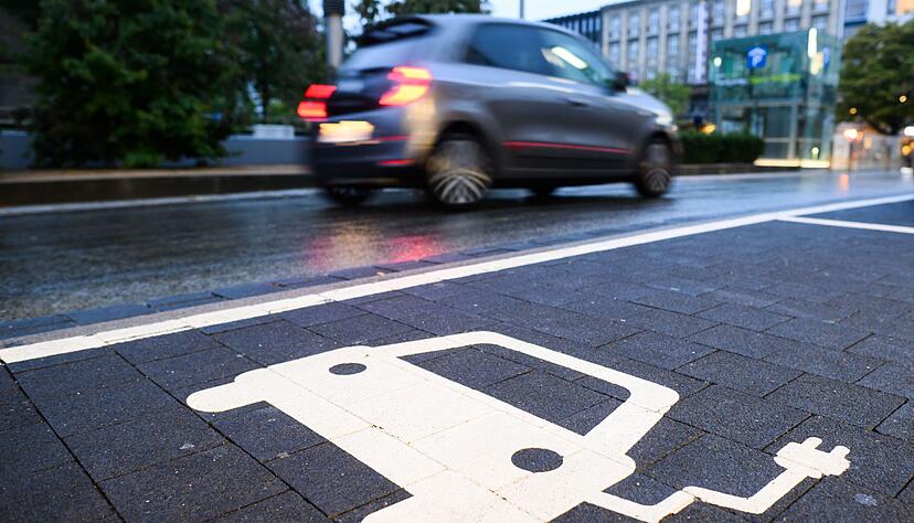 Gerade bei Kleinwagen sind Autos mit Verbrennungsmotor h&auml;ufig g&uuml;nstiger als Elektroautos. (Archivbild)