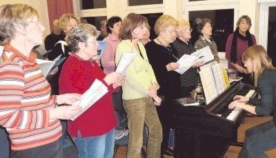 So hat es die Dirigentin gern: Die Sängerinnen der Chorgemeinschaft sind während der Singstunde ganz bei der Sache.Foto: Janina Hornung