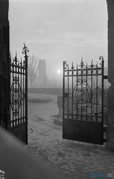 Kalte Wintersonne taucht die Reste der zerstörten Friedenskirche auf dem Kaiser-Wilhelm-Platz, heute Friedensplatz, in mystisches Licht. In ihrem Keller treffen sich Überlebende des Bombenangriffs vom 4. Dezember 1944 zum Abendmahl.