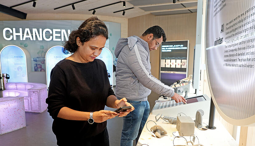 Besucher machen sich ein Bild von Künstlicher Intelligenz im neuen KI-Pavillon der Experimenta.