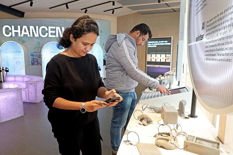Besucher machen sich ein Bild von Künstlicher Intelligenz im neuen KI-Pavillon der Experimenta.