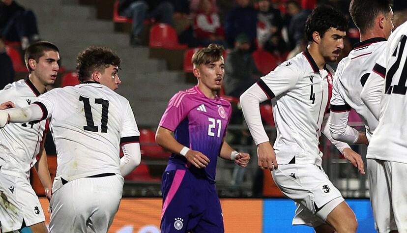 Der Höhenflug von Lennart Karl (Mitte) geht weiter.