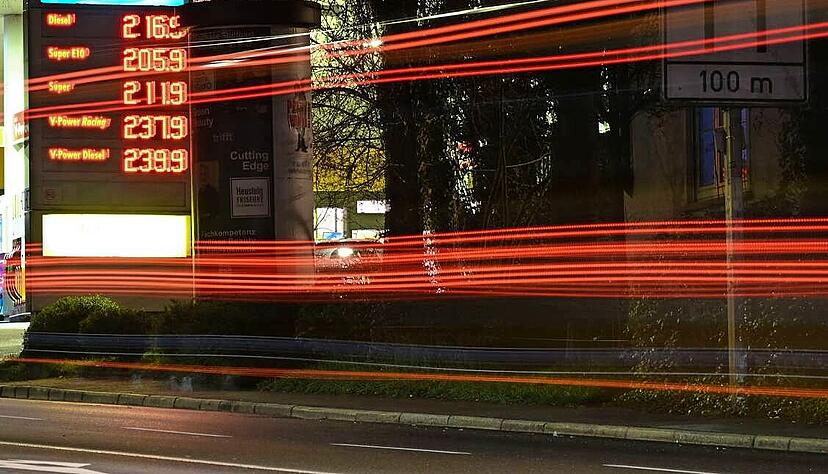 Der Iran-Konflikt k&ouml;nnte die Spritpreise weiter hoch halten, warnt ein Experte.