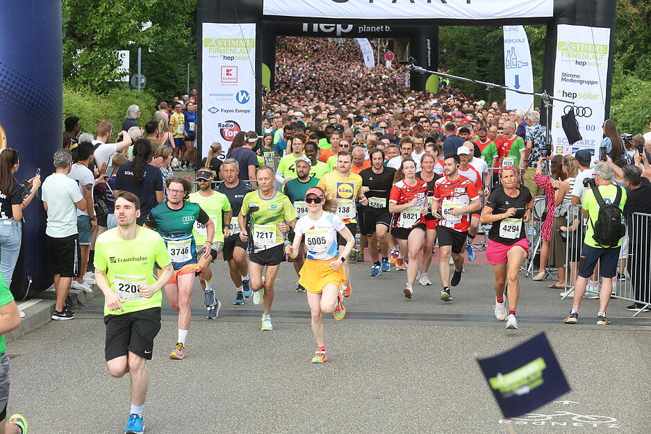 Der Firmenlauf-Start erfolgte an der Erwin-Fuchs-Brücke. Der Firmenlauf-Start erfolgte an der Erwin-Fuchs-Brücke.