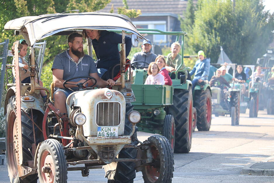 Highlife in der Haller Straße: Am Sonntagvormittag tuckert die große Schlepper-Parade durch Waldenburg.