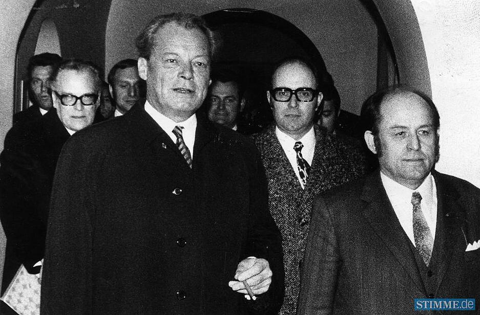 Im Rahmen seiner Wahlkampfreise durch Baden-Württemberg spricht Bundeskanzler Willy Brandt im März 1972  in Heilbronn. Im Rathaus wird er von Landesinnenminister Walter Krause (li), dem Unterländer SPD-Landtagsabgeordneten Günter Erlewein (re) und Heilbronns Bürgermeister Erwin Fuchs (re vorne) empfangen.