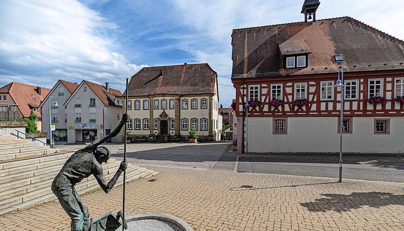 Der Glockenstupferbrunnen ist ein Markenzeichen für den Ortskern von Nordheim geworden. Uschi Pohl hat auch das Pfarrhaus und die Bücherei abgelichtet.
Foto: privat Der Glockenstupferbrunnen ist ein Markenzeichen für den Ortskern von Nordheim geworden. Uschi Pohl hat auch das Pfarrhaus und die Bücherei abgelichtet.
Foto: privat