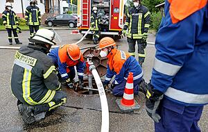 Auf den Hydranten wird das Standrohr gesetzt, dann der Verteiler, so dass der Schlauch angeschlossen werden kann. Foto: Ralf Seidel Auf den Hydranten wird das Standrohr gesetzt, dann der Verteiler, so dass der Schlauch angeschlossen werden kann. Foto: Ralf Seidel