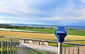 Die Hohenloher Heimat im Visier: Vom Limesblick in Pfahlbach sind weite Aussichten möglich. Foto: Heimatreporterin Stephanie Rüdenauer Die Hohenloher Heimat im Visier: Vom Limesblick in Pfahlbach sind weite Aussichten möglich. Foto: Heimatreporterin Stephanie Rüdenauer