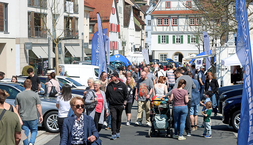 Die Messe K&uuml;nmobil in K&uuml;nzelsau zieht Interessenten an. H&auml;ndler pr&auml;sentieren Neu- und Gebrauchtwagen, auch Quads, E-Bikes und Scooter sind im Angebot.