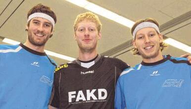 Zwei gegen einen hieß es beim Brüderduell: Neuhausens Wolfgang Kroll (Mitte) gegen die TSB-Spieler Philipp (links) und Roland Kroll.Foto: Andreas Veigel Zwei gegen einen hieß es beim Brüderduell: Neuhausens Wolfgang Kroll (Mitte) gegen die TSB-Spieler Philipp (links) und Roland Kroll.Foto: Andreas Veigel