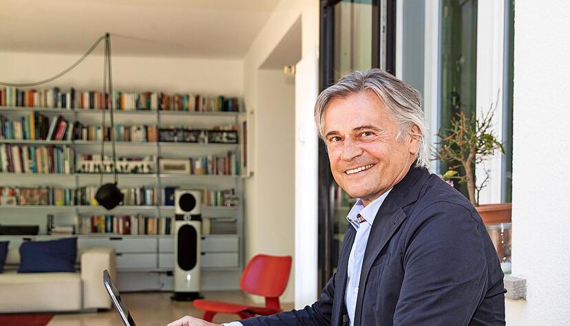Matthias Müller im Homeoffice auf der Terrasse seines Wohnhauses, das schon sein Elternhaus war. Foto: Andreas Veigel
