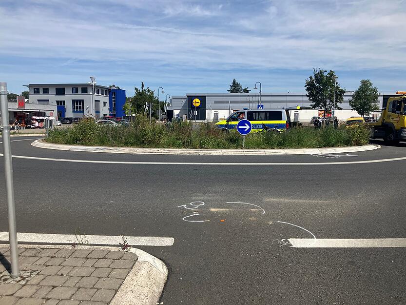 Die B27 in Offenau ist nach dem Unfall für einige Zeit gesperrt worden. Im Kreisverkehr nahe Lidl und Bäckerei Härdtner befinden sich in der Nähe der Unfallstelle. Die B27 in Offenau ist nach dem Unfall für einige Zeit gesperrt worden. Im Kreisverkehr nahe Lidl und Bäckerei Härdtner befinden sich in der Nähe der Unfallstelle.