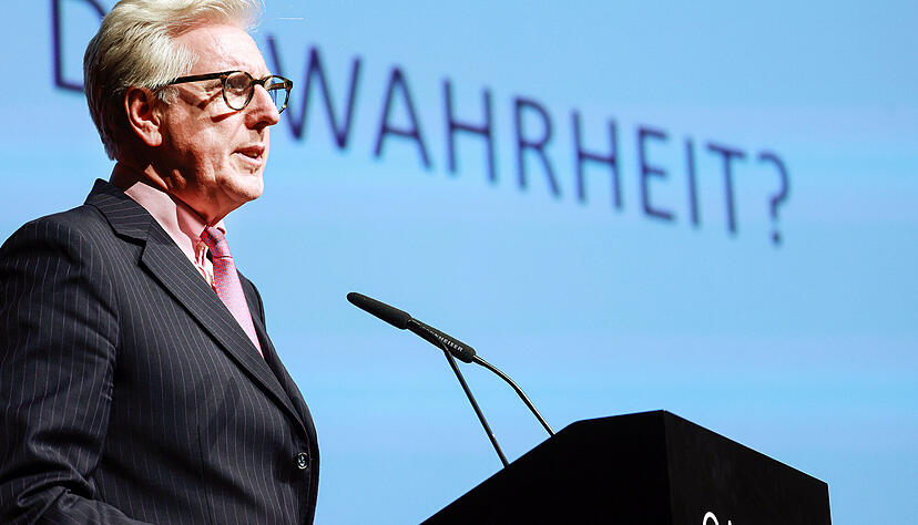 „Wahrheit ist nicht einfach da, sie muss gesucht werden, sie muss herausgearbeitet werden“: Theo Koll bei seinem ausgebuchten Vortrag am Dienstagabend. „Wahrheit ist nicht einfach da, sie muss gesucht werden, sie muss herausgearbeitet werden“: Theo Koll bei seinem ausgebuchten Vortrag am Dienstagabend.