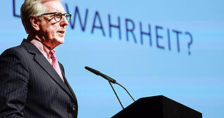„Wahrheit ist nicht einfach da, sie muss gesucht werden, sie muss herausgearbeitet werden“: Theo Koll bei seinem ausgebuchten Vortrag am Dienstagabend.