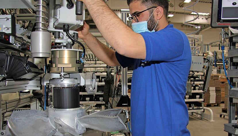 Renas Abdulrahman montiert bei Ziehl-Abegg in Sch&ouml;ntal-Bieringen einen klassischen AC-Ventilator aus Aluminium.
Foto: Ziehl-Abegg