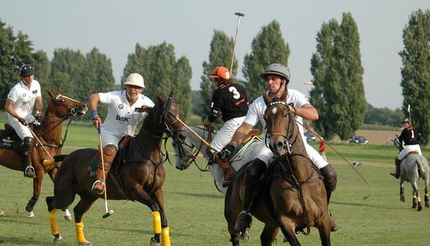 Polospieler jagen auf einem Poloturnier in Oberursel auf ihren Pferden dem Ball hinterher.