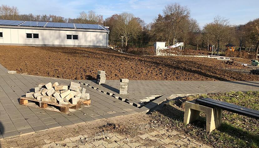 Die Au&szlig;enanlagen des Freibades in Untergruppenbach werden gepflastert und bepflanzt.