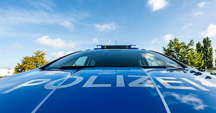 Auf der Motorhaube eines Streifenwagens steht der Schriftzug «Polizei».
