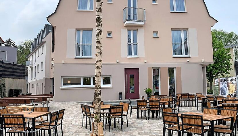 Seit rund einem Jahr ist es das neue Schmuckstück der Ortsmitte − und nun zum Streitfall geworden: Verbieten alte Grundbuch-Einträge womöglich den gastronomischen Betrieb des Kupferzeller Hotels? Foto: Archiv Seit rund einem Jahr ist es das neue Schmuckstück der Ortsmitte − und nun zum Streitfall geworden: Verbieten alte Grundbuch-Einträge womöglich den gastronomischen Betrieb des Kupferzeller Hotels? Foto: Archiv