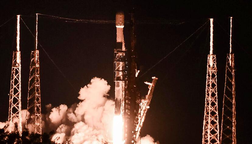 Falcon-9-Raketen von SpaceX k&ouml;nnen zahlreiche Starlink-Satelliten gleichzeitig ins All bringen. (Archivbild)