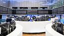 Blick auf das B&ouml;rsenparkett mit Anzeigetafeln in der Frankfurter B&ouml;rse. Die B&ouml;rsen reagiert auf die angek&uuml;ndigte zweiw&ouml;chige Waffenruhe zwischen dem Iran und den USA. (zu dpa: &laquo;Dax: Verluste nach Erholungsrally - &Ouml;lpreis steigt wieder&raquo;)