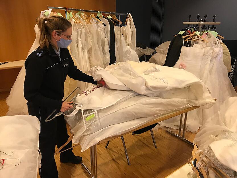 Polizei beschlagnahmt Brautkleider