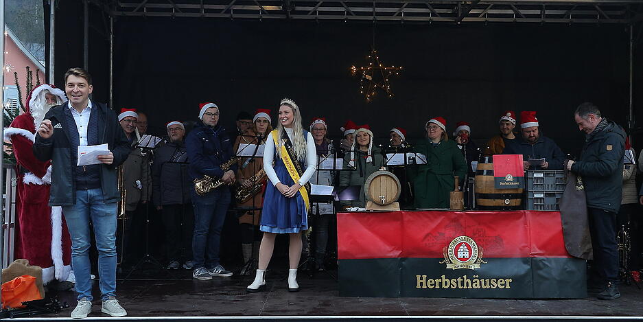 Am Samstag und Sonntag findet der diesjährige Weihnachtsmarkt in Niedernhall unter dem Namen "Winterzauber" statt. Am Samstag und Sonntag findet der diesjährige Weihnachtsmarkt in Niedernhall unter dem Namen "Winterzauber" statt.