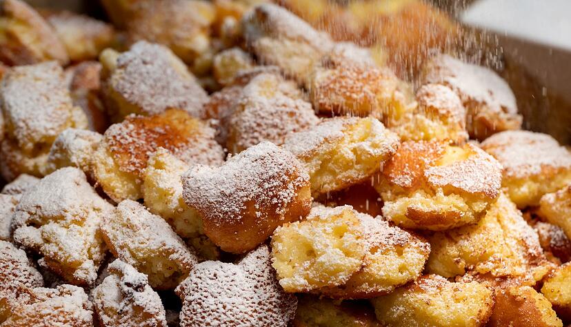 Immer etwas mehr Eiweiß als Eigelb kommt in die Masse für den Kaiserschmarrn. Nach dem Ausbacken kommt er zudem noch in den Ofen. Immer etwas mehr Eiweiß als Eigelb kommt in die Masse für den Kaiserschmarrn. Nach dem Ausbacken kommt er zudem noch in den Ofen.