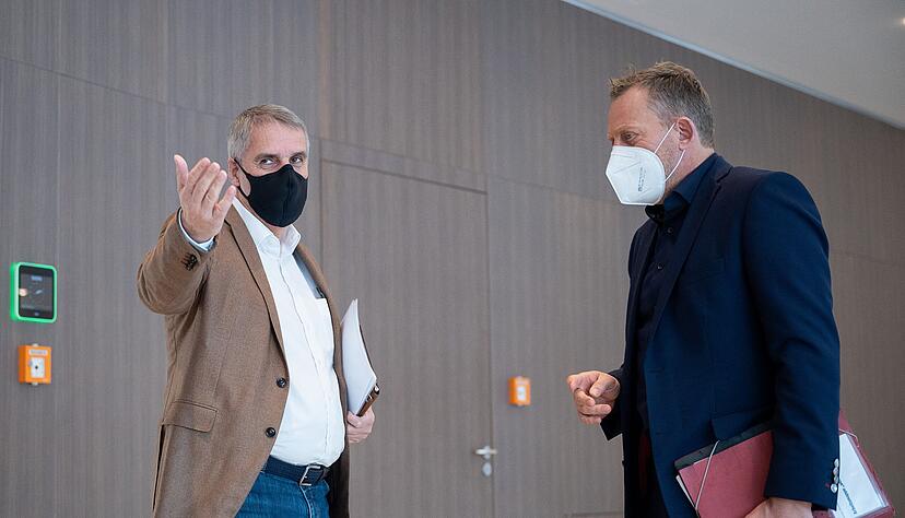 Geeinigt: Wilfried Porth (l.), Verhandlungsf&uuml;hrer von S&uuml;dwestmetall, mit Roman Zitzelsberger, Verhandlungsf&uuml;hrer der IG Metall Baden-W&uuml;rttemberg.
Foto: dpa