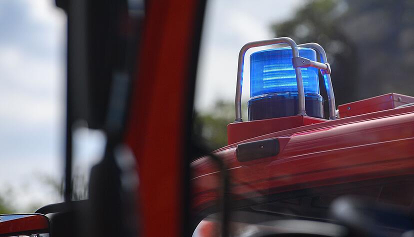 Ein Blaulicht leuchtet auf dem Dach eines Einsatzfahrzeugs der Feuerwehr.